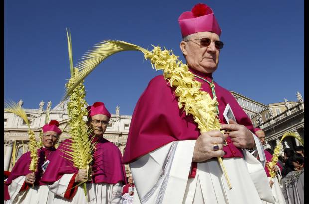 Reuters - La procesi&#243;n del Domingo de Ramos sali&#243; de los palacios pontificios y se dirigi&#243; hacia el obelisco de Sixto V instalado en el centro de la plaza vaticana.