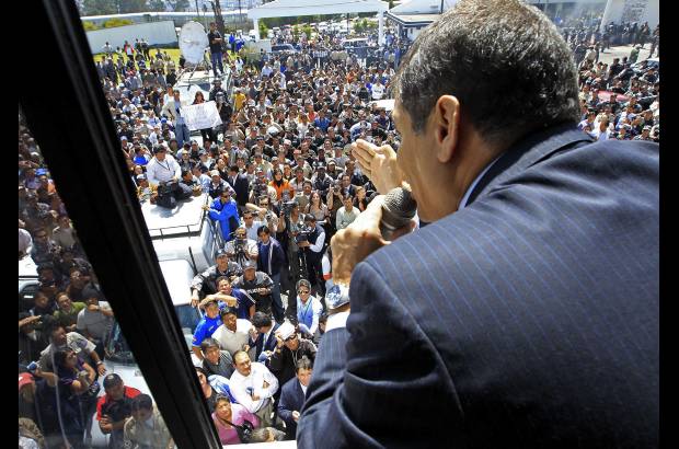 Reuters - &quot;Si quieren tomarse los cuarteles, si quieren dejar a la ciudadan&#237;a indefensa, si quieren traicionar su misi&#243;n de polic&#237;as, su juramento, traici&#243;nenlo, pero este presidente y este Gobierno seguir&#225;n haciendo lo que tiene que hacer&quot;, dijo Rafael Correa.