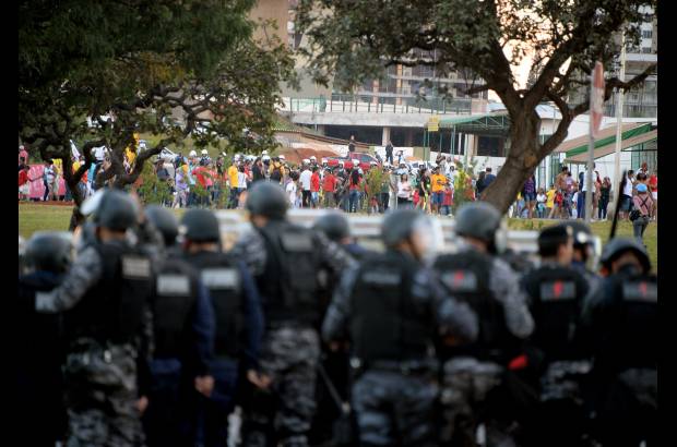 AFP - La policía lanzó gases lacrimógenos el martes para contener a manifestantes contra el Mundial que intentaron llegar hacia el estadio de Brasilia, donde se exhibía el martes la Copa que se adjudicará el ganador del torneo que termina el 13 de julio.