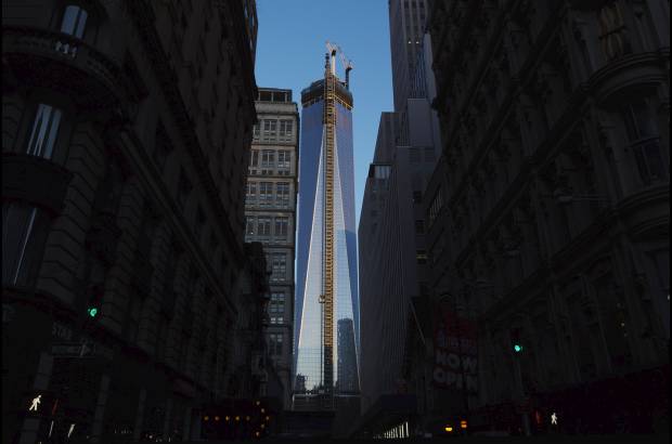 Reuters - El sol golpea un lado del One World Trade Center, serán en total 541 metros del edificio que será el más alto de la ciudad y la cuarta torre más alta del mundo.