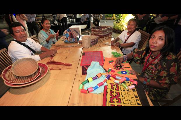 Fotos Manuel saldarriaga - Fabio Mart&#237;nez, Conchita Iguar&#225;n, Mar&#237;a Bel&#233;n Tapasco y Emilseen Uribe, artesanos participantes del evento.