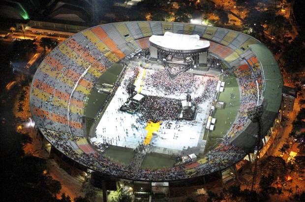 Robinson S&#225;enz - Sobrevuele junto con EL COLOMBIANO el concierto de Madonna. Las grader&#237;as se comienzan a llenar cada vez m&#225;s y a nadie le importa la lluvia, ni la espera, todos quieren ver a su artista.