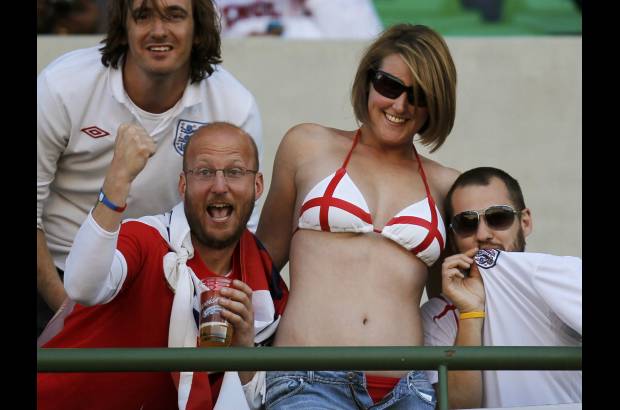 Reuters - La pasi&#243;n inglesa minutos antes del compromiso.