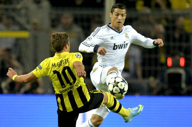 AP - Real Madrid intentó por la banda izquierda y fueron Cristiano Ronaldo y Fabio Coentrao los que por momentos forzaron al Dortmund a cometer repetidas faltas.