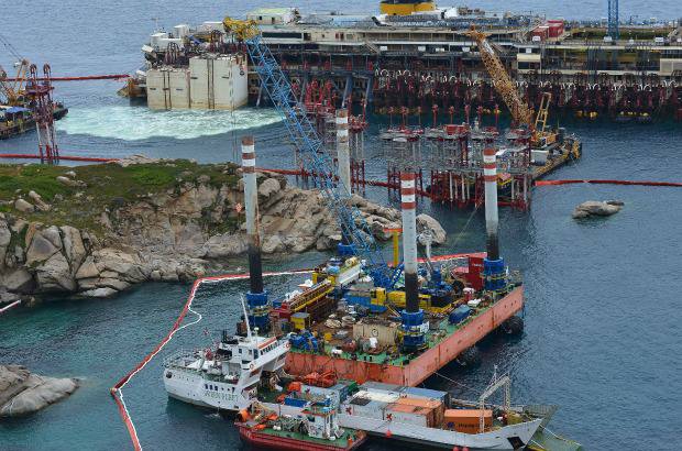 AFP - Los restos oxidados del que fuera un reluciente barco de 290 metros de eslora, que quedó varado en las rocas cerca de la isla toscana de Giglio mientras realizaba una maniobra de exhibición, yacían sobre una plataforma temporal desde que fue enderezado el año pasado.