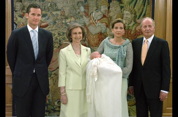 AP - La princesa Christina sostiene a su beb&#233;, Irene Urdangain Borb&#243;n, mientras posa con su marido I&#241;aki Urdangain, el rey Juan Carlos y la reina Sof&#237;a despu&#233;s de la ceremonia del bautismo en el Palacio de la Zarzuela en Madrid en 2005.