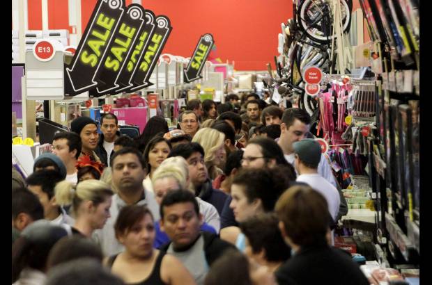 Reuters - Las primeras horas atrajeron clientes que no hab&#237;an considerado codearse con las gran cantidad de gente que va a comprar el viernes negro. Adem&#225;s, el clima c&#225;lido tambi&#233;n ayud&#243; a hacer salir al p&#250;blico.