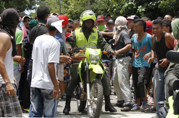 Donaldo Zuluaga - La marcha convocada por los mineros del Bajo Cauca Antioqueño, en la que participan por lo menos 5.000 personas de diversas poblaciones de Antioquia, sur de Bolívar y Córdoba, transcurre con choques con la fuerza pública.