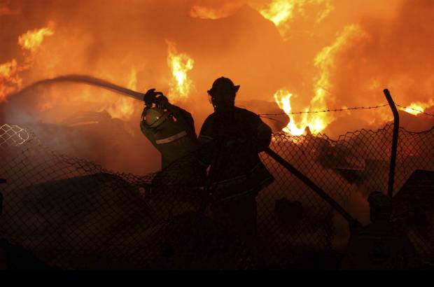 Manuel Saldarriaga - El incendio se presentó en la madrugada de este miércoles en el barrio Primavera del Municipio de Envigado. La conflagración comenzó en un deposito de maderas y las llamas alcanzaron cerca de 30 metros.