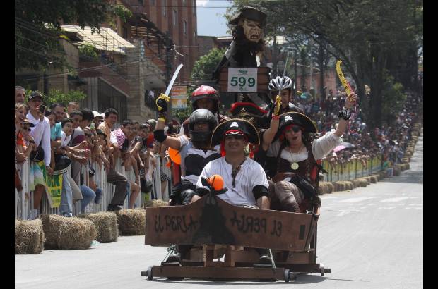 Hernán Vanegas - Unos piratas se atrevieron a hacer que su barca "navegara" por las calles del oriente de Medellín. Los piratas eran nueve integrantes de la familia de Jesús Vallejo, en el comando.