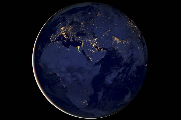 Nasa - Foto: continentes de &#193;frica y Europa. Este instrumento utiliza filtros para observar la luces se&#241;ales lum&#237;nicas d&#233;biles que ser&#237;an imperceptibles en el espacio tales como las luces de las ciudades, las auroras y los incendios forestales.