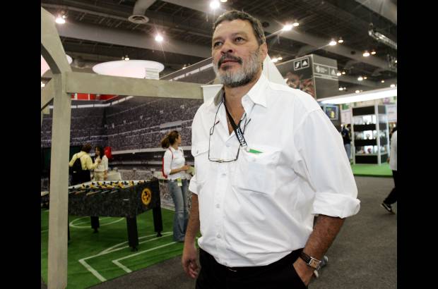 AP - S&#243;crates Brasileiro Sampaio de Sousa Vieira de Oliveira era reconocido por su elegancia en el terreno de juego y su involucramiento profundo en la pol&#237;tica brasile&#241;a.