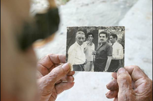Colprensa - 1966. Gana el premio Esso de Novela Colombiana con La mala hora.