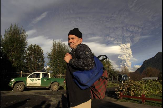 Reuters - La fumarola proveniente del volc&#225;n super&#243; los 10 kil&#243;metros de altura y los cinco kil&#243;metros de di&#225;metro.