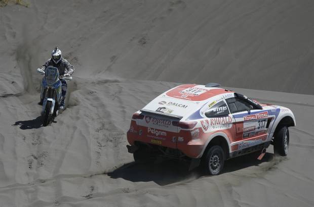 AP - Un exigente trazado que trasnocha a los pilotos y divierte a los aficionados.