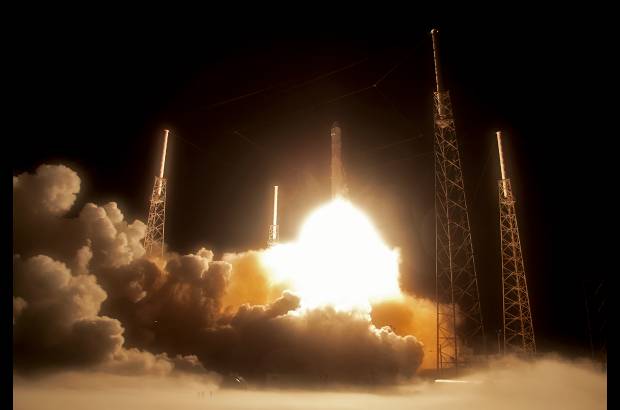 AP - Despu&#233;s de dos postergaciones y un lanzamiento abortado este mes, un cohete Falcon 9, de la empresa Space Exploration Technologies (SpaceX), despeg&#243; las desde Cabo Ca&#241;averal, en Florida, llevando en su tope la c&#225;psula no tripulada.