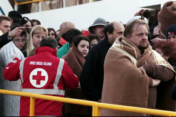 AP - Una dram&#225;tica operaci&#243;n de rescate se dio durante la noche con botes salvavidas, barcos y helic&#243;pteros.