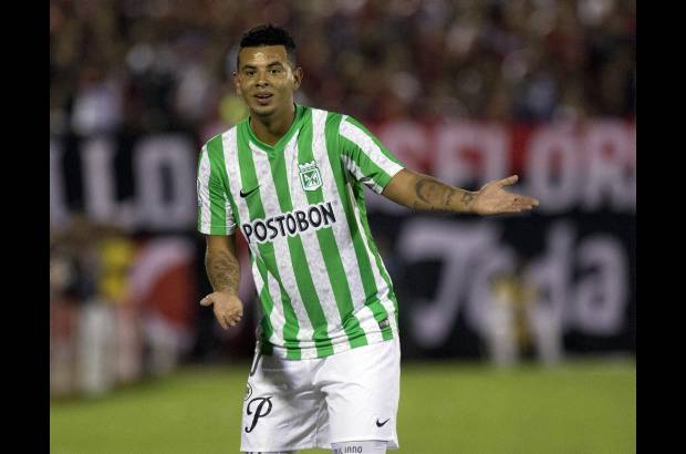 AP - Edwin Cardona, agredido por V&#237;ctor L&#243;pez, fue expulsado en el inicio del partido al igual que el jugador argentino.