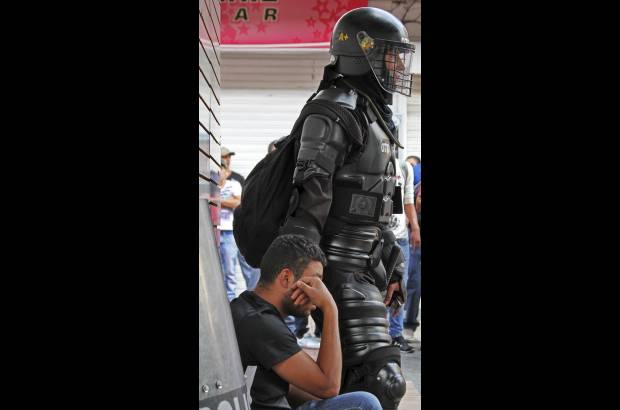 Esteban Vanegas - Con el fin de dispersar a los manifestantes, las autoridades lanzaron granadas aturdidoras.