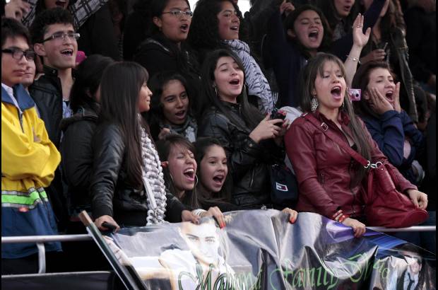 Colprensa-Christian Castillo - En la noche del s&#225;bado, se realiz&#243; la entrega en el Teatro de Bellas Artes deBogot&#225; de los Premios TV y Novelas que destaca las mejores producciones colombianas, a los mejores actores y actrices del pa&#237;s. El p&#250;blico se divirti&#243; durante el arribo de los artistas por la alfombra roja.