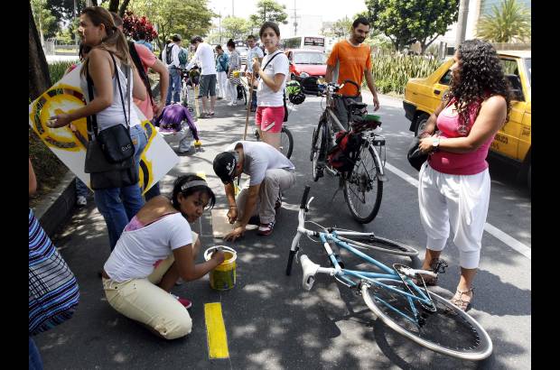 Foto Manuel Saldarriaga - Un grupo de antioque&#241;os madrug&#243; a pintar sus propias ciclorrutas, en el D&#237;a Mundial Sin Carro.