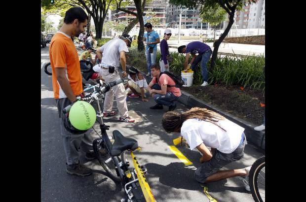 Foto Manuel Saldarriaga - Tras pintar en la zona de Ciudad del R&#237;o, los amantes de las bicicletas se desplazaron a la avenida Las Vegas.