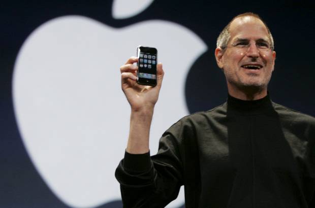 Archivo - En el Mac World Expo, el tradicional encuentro de principios de a&#241;o, en 2007, Steve Jobs subi&#243; al escenario para presentar el primer tel&#233;fono con la marca de la emblem&#225;tica manzana. Un iPod, un tel&#233;fono, un dispositivo con internet m&#243;vil, no son tres diferentes equipos. Lo hemos llamado un iPhone, dijo Jobs.