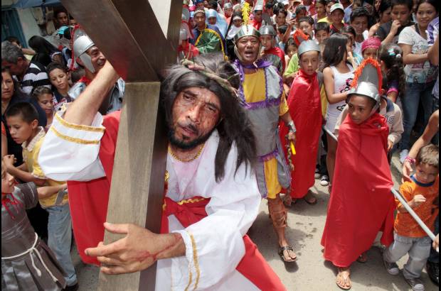 Manuel Saldarriaga - En el barrio Moravia se representó el viacrucis de Cristo.