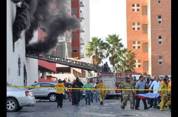 AP - Familiares de las víctimas llegaron durante la noche a la morgue de Monterrey, capital de Nuevo León, en busca de sus seres queridos.