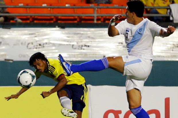 AP - El volante de la Fiorentina de Italia Juan Guillermo Cuadrado, con la claridad y gambeta, estuvo imparable por la derecha y sirvió el pase para el primer gol de Jackson.