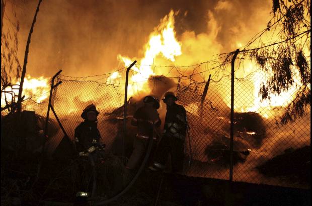 Manuel Saldarriaga - El incendio se presentó en la madrugada de este miércoles en el barrio Primavera del Municipio de Envigado. La conflagración comenzó en un deposito de maderas y las llamas alcanzaron cerca de 30 metros.