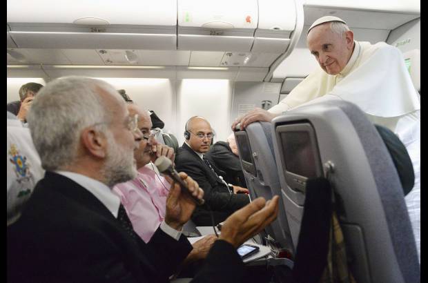 Reuters - El Papa Francisco escucha la pregunta de un periodista en su viaje de regreso a Roma, despu&#233;s de su visita a Brasil.