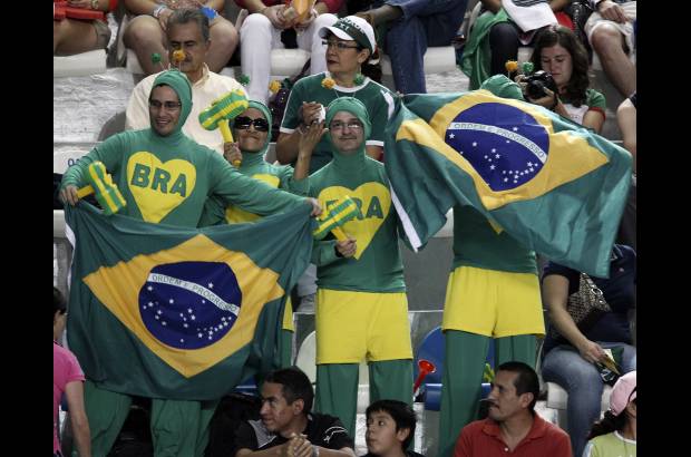 Reuters - La alegr&#237;a de los fan&#225;ticos siguiendo y alentando a los deportistas.