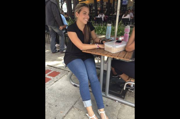 Catalina Hernández Osorio - Sarita Londoño, estudiante de Eafit. "Vi en las noticias que hoy era el día de remangarse y lo hice desde la mañana. Es una causa que todos debemos apoyar".