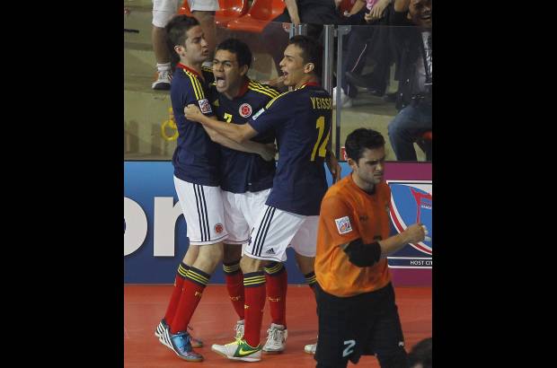 Foto Reuters - Jhonatan Toro (mitad), hizo el gol de los colombianos.