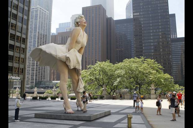 AP - Curiosos se re&#250;nen alrededor de una escultura de Marilyn Monroe, en Palm Springs, California, Estados Unidos.