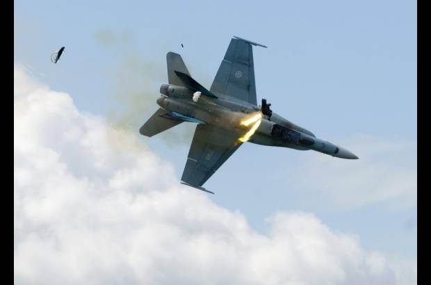 AP - El accidente se di&#243; en un ensayo para la exhibici&#243;n de vuelo del fin de semana en Lethbridge, Canad&#225;.