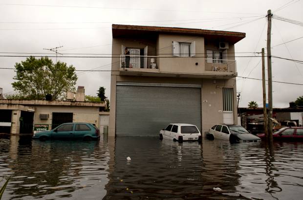 Reuters - Veh&#237;culos parcialmente sumergidos se ven despu&#233;s de las fuertes lluvias que inundaron gran parte de la ciudad de La Plata.
