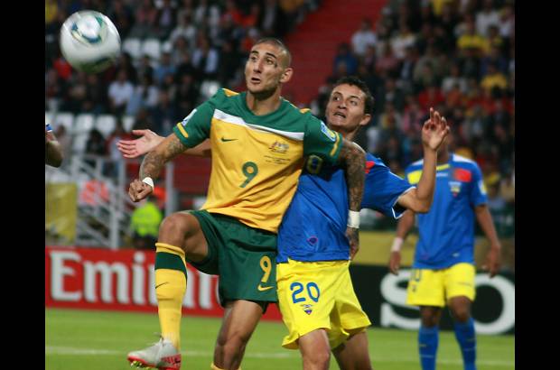Colprensa - El jugador australiano Kerem Bulut (izquierda) disputa un bal&#243;n con el ecuatoriano Christian Ona (derecha), durante el segundo partido de la primera jornada del grupo C, del Mundial Sub20 de F&#250;tbol, en el estadio Palogrande, de Manizales.