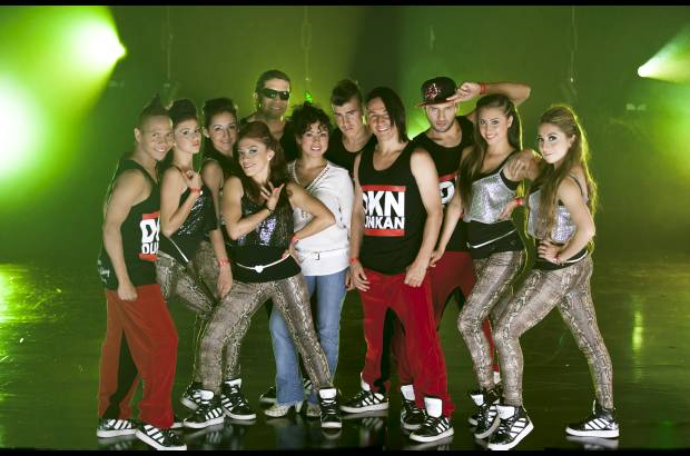 Cortesía Canal Caracol - Carlos Garzón creo la agrupación Dunkan hace 10 años también en Soacha. Su fuerte es el hip-hop y danza urbana. La labor social inspira su recorrido, pues desde el año 2006 se conformó como una fundación con el fin de brindarle a los jóvenes en situaciones de riesgo la oportunidad de canalizar su energía por medio de clases de danza. La bogotana Ilona es su madrina en La Pista.