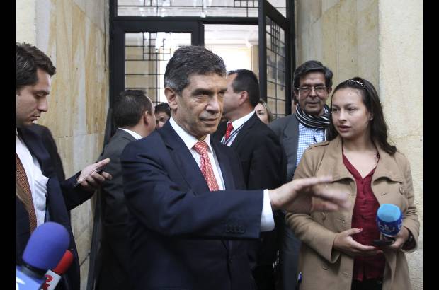 Reuters - Pardo, un pol&#237;tico liberal con amplia experiencia como ministro de Trabajo, de Defensa y consejero de paz, entre otros cargos, fue escogido por Santos para liderar la transici&#243;n en la Alcald&#237;a que puede tener cuatro ocupantes este a&#241;o.