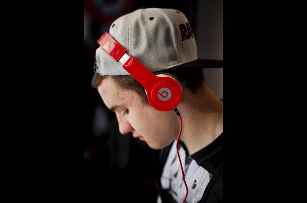 - Audífonos llegan en materiales más cuidados, colores llamativos y diseños elegantes.