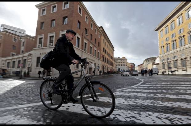 Reuters - El cardenal franc&#233;s Philippe Barbarin lleg&#243; en su bicicleta a una reuni&#243;n prec&#243;nclave en el Aula del S&#237;nodo en El Vaticano.