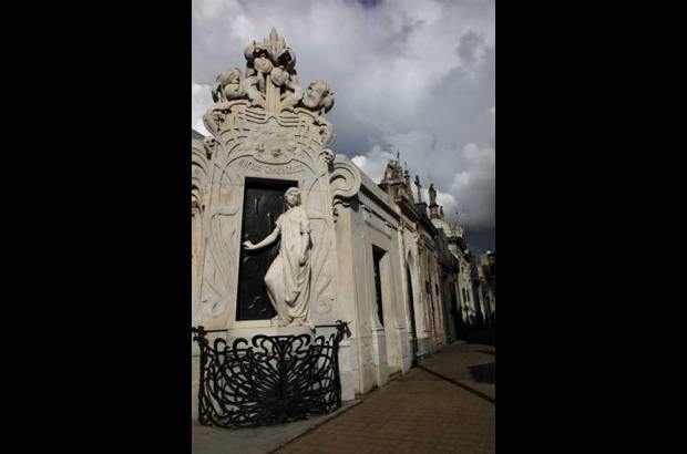 Diego Gonz&#225;lez - En el Cementerio de la Recoleta cada mausoleo tiene una historia: la chica que enterraron viva, la mujer con el bebe, ella muri&#243; al dar a luz todo hecho en m&#225;rmol italiano, mercader&#237;a fin&#237;sima, importada, indica una gu&#237;a del campo santo.