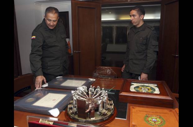 Foto Manuel Saldarriaga - Acompa&#241;ado del capit&#225;n C&#233;sar Aristiz&#225;bal, el general Naranjo, pone en orden sus cosas y avanza en desocupar su despacho.