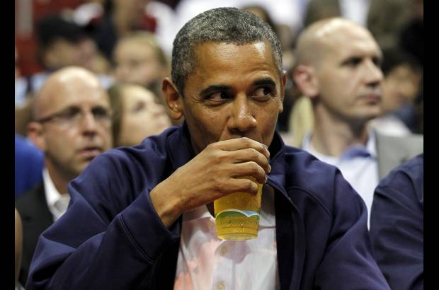 AP - El mandatario es un aficionado ferviente del baloncesto y los partidos le permitieron involucrarse con el esp&#237;ritu ol&#237;mpico en medio de su campa&#241;a por la reelecci&#243;n. Su rival republicano, Mitt Romney, apelar&#225; a los Juegos para resaltar su liderazgo durante los justas de Invierno 2002 en Salt Lake City.