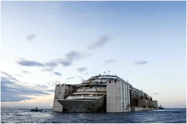 AFP - El naufragado crucero Costa Concordia complet&#243; el domingo su &#250;ltimo viaje.