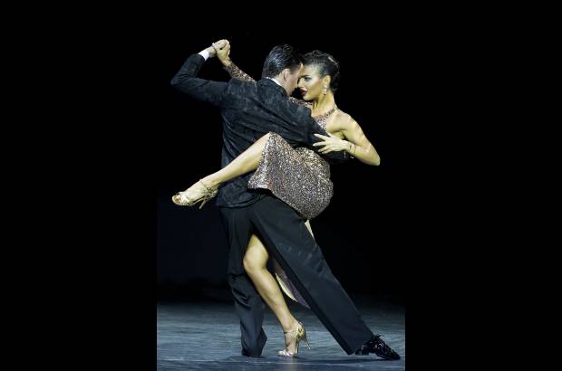 AP - Bailarines rusos tambi&#233;n participan en la Copa Mundial de Tango en Buenos Aires, Argentina. En escena Dmitry Vasin y Esmer Omerova.