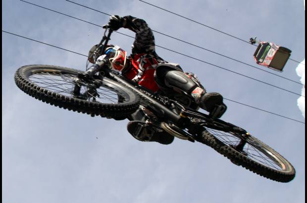 Hernán Vanegas - Un espectacular salto que hasta las personas que viajaban en las cabinas se lo pudieron gozar.