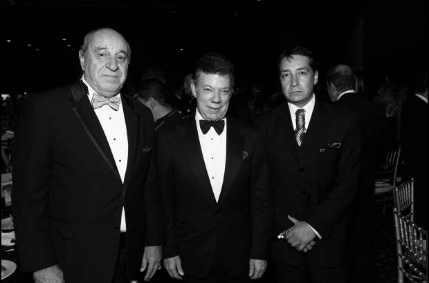 Archivo - Jorge Hern&#225;ndez junto al presidente Juan Manuel Santos y al director del diario La Rep&#250;blica Fernando Quijano.